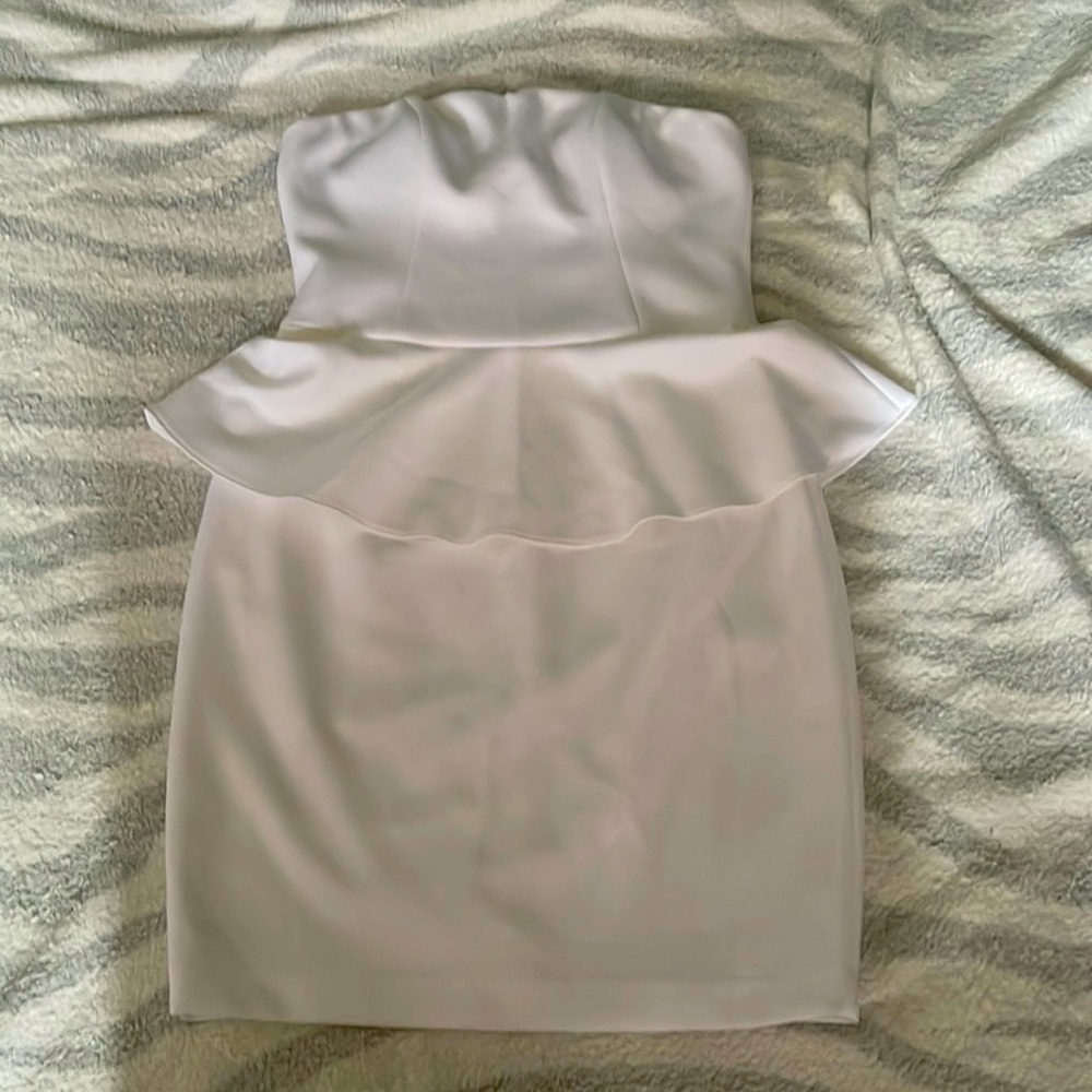 Size 6 100% Polyester Cachè dress. White. Sleeveless. Great condition.